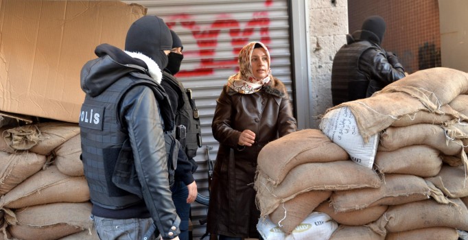 Sur'da polis eşleri ziyarete geldi, teröristler ateş açtı