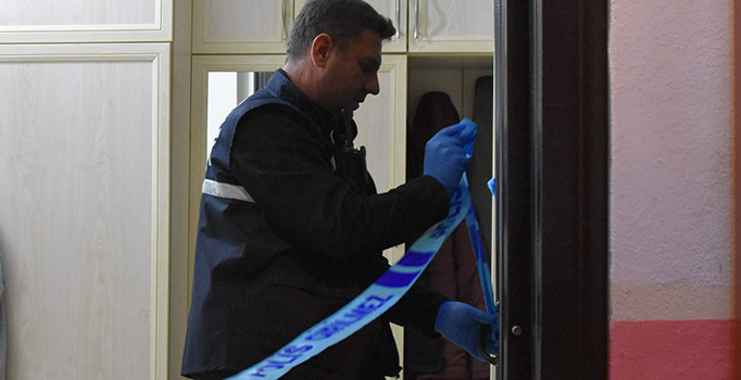 8 yaşındaki çocuk babasının tabancasıyla oynarken kendini vurdu