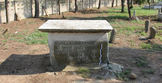 Köy mezarlığındaki musalla taşı, 'tarihi yazıt' çıktı