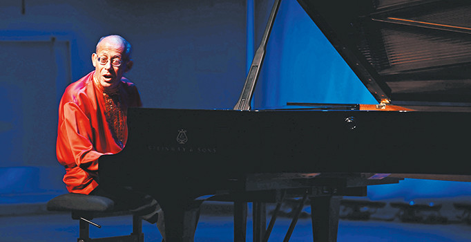 Piyanonun başındaki John Nash