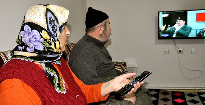 Sivas'ta yaşayan felçli çiftin 25 yıllık televizyon özlemi son buldu