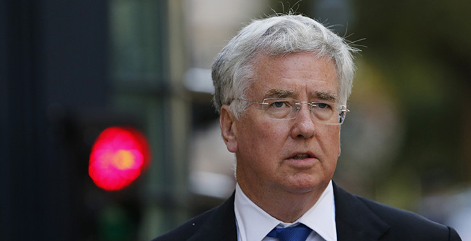 İngiltere Savunma Bakanı Michael Fallon istifa etti