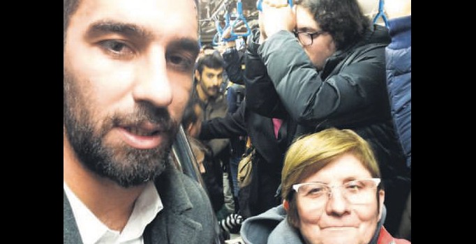 Arda Turan'ın İstanbul'da metro selfiesi ortalığı salladı