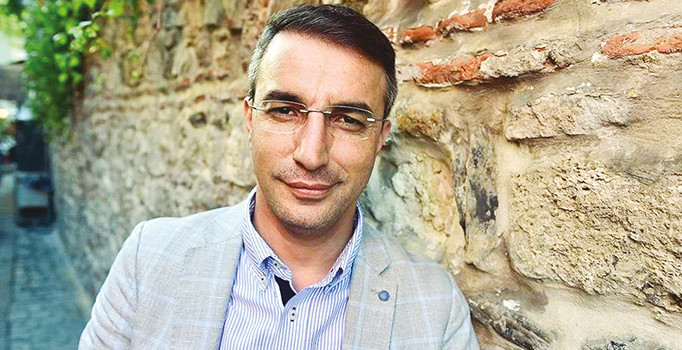 Romanın kahramanı ilk sayfada ölüyor