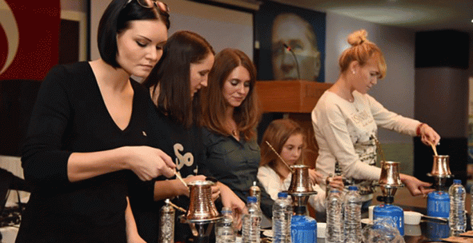 Antalya'daki Rus gelinler en iyi Türk kahvesini pişirmek için yarıştı