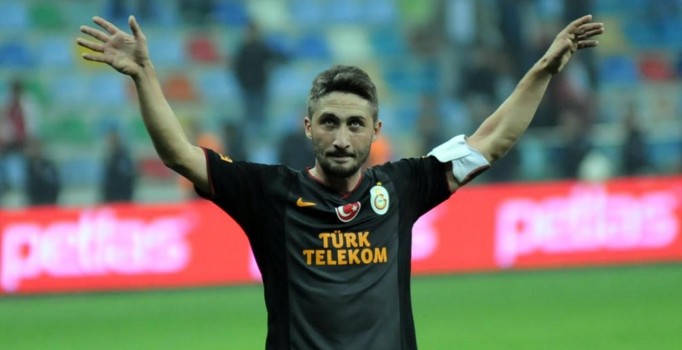 Sabri Sarıoğlu Galatasaray'da kalıyor