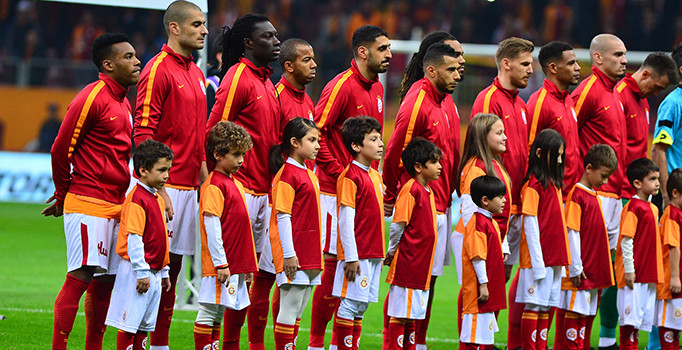 Türk Telekom Stadyumu’nda şehitler için saygı duruşu yapıldı