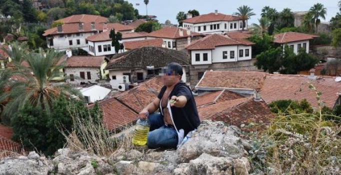 Benzin dolu bidon ve bıçakla surlarda intihara kalkıştı... İzleyenler fotoğraf çekti