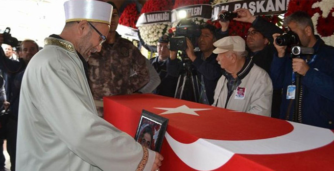 Şehit polis Ahmet Alp Taşdemir'in cenaze namazını babası kıldırdı
