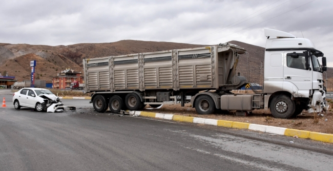Sivas'ta otomobil TIR'la çarpıştı: 5 yaralı