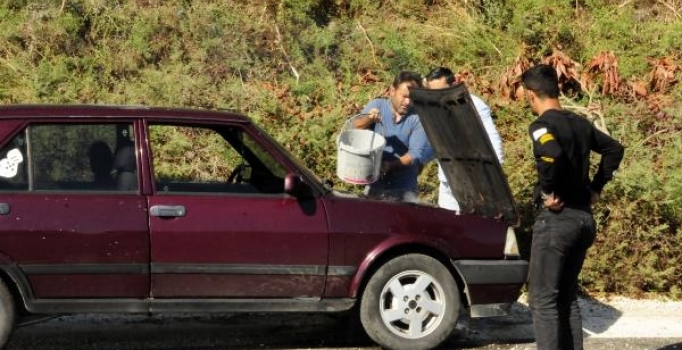 Otomobil alev aldı, yardıma gelenlerde yangın tüpü bulunamadı | Mersin haberleri