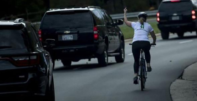 Trump geçerken el hareketi yaptı, işinden kovuldu