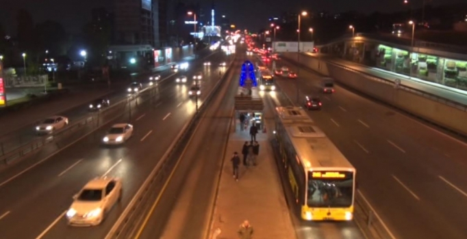 Son dakika... Metrobüs arıza yaptı! Seferler aksamalı yapıldı