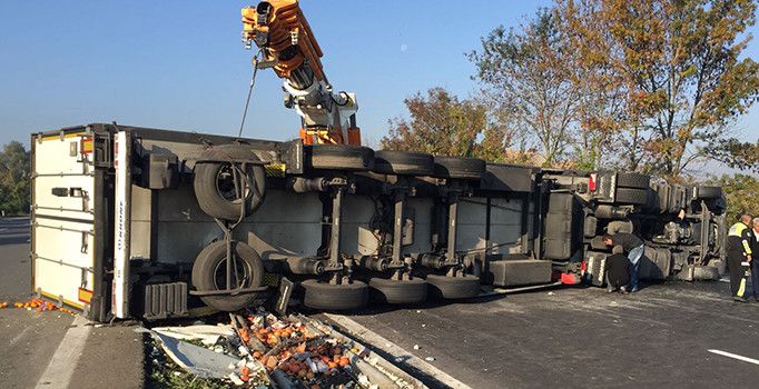 Anadolu Otoyolu'nda feci kaza! Trafik kilit