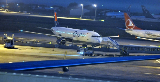 Uçakta unutulan bagaj paniğe neden oldu