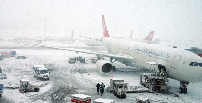İstanbul'da kar nedeniyle 228 uçak seferi iptal edildi