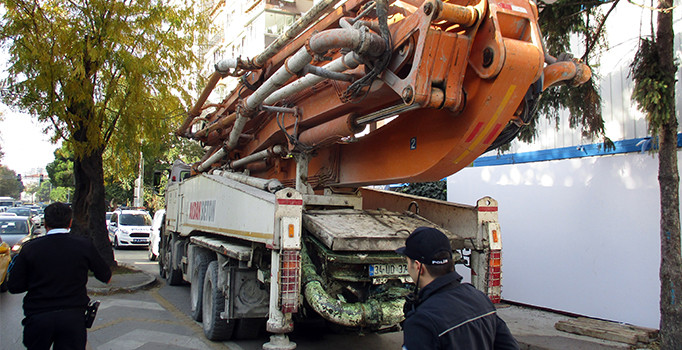Son dakika! Kadıköy'de beton mikseri patladı: 3 işçi yaralandı