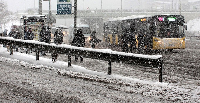 Kar yağışı İstanbul'da hayatı olumsuz etkiliyor