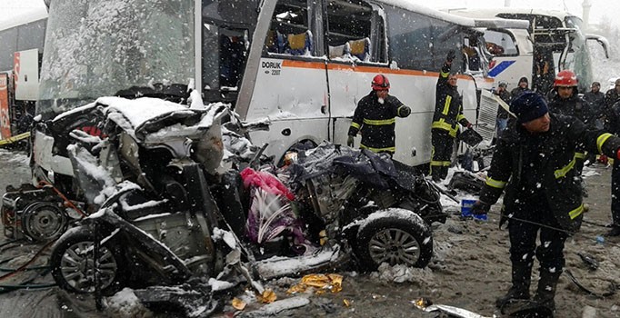 Kocaeli-İstanbul karayolu tek şeritten ulaşıma açıldı