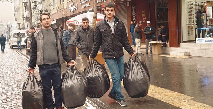 Sur'un Gazi Caddesi'nde göçler başladı