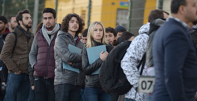 Antalya'da stajyer sürücü olmamak için kuyruğa girdiler