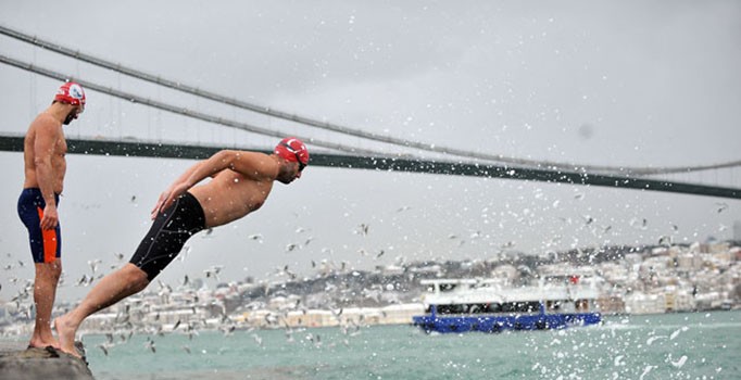 Mültecilere dikkat çekmek için İstanbul Boğazı'nda yüzdüler