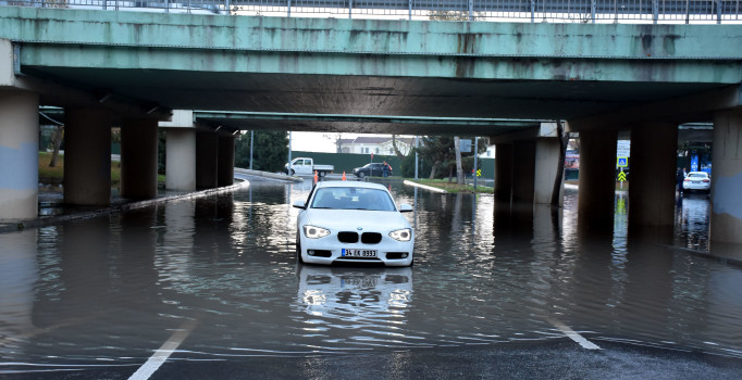Ataköy'de alt geçidi su bastı: Çok sayıda itfaiye gönderildi