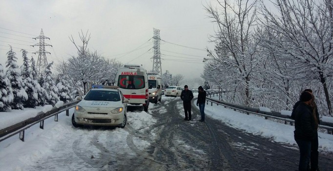 Kocaeli TEM'de 13 araç birbirine girdi: 1 ölü, 30 yaralı