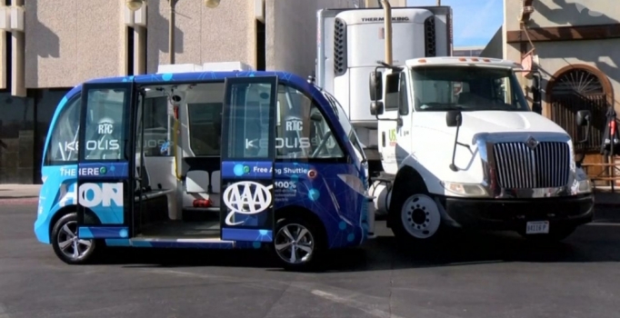 Las Vegas'ın ilk sürücüsüz otobüsü kaza yaptı