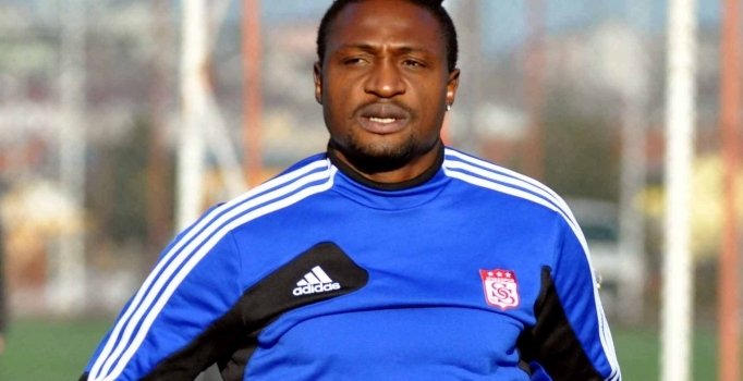 Eneramo eski günlerini mumla arıyor