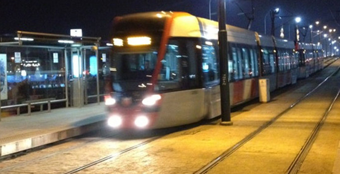 Son dakika! Tramvay yolunda kaza... Duran seferler normale döndü