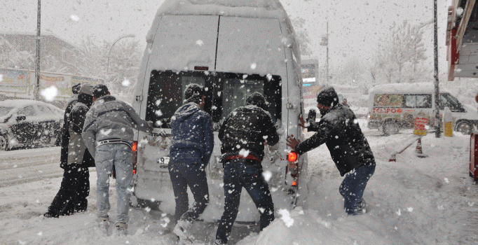 Doğu'da kar yağışı yolları kapattı