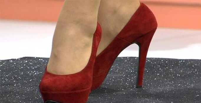 Singapur'da bir kadın meslektaşını topuklu ayakkabıyla kör etti