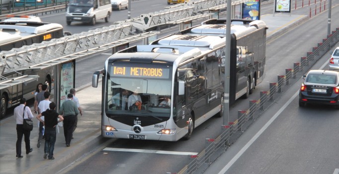 Metrobüs'te yeni dönem: Tersine akan metrobüs trafiği normal akış yönüne dönecek