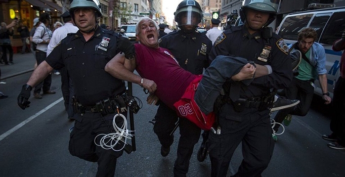 Baltimore'da polisler cinayetle yargılanacak