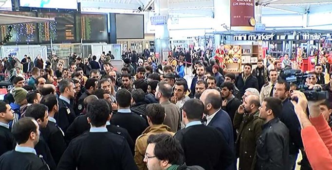 Atatürk Havalimanı'nda kuyruklar oluştu, arbede çıktı