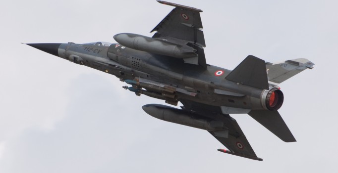 Fransa'da IŞİD'in Rakka'daki petrol tesisini vurdu