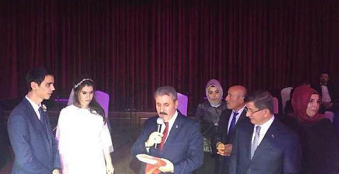 Yazıcıoğlu ailesinin mutlu günü! Davutoğlu ve Destici nikah şahidi oldu