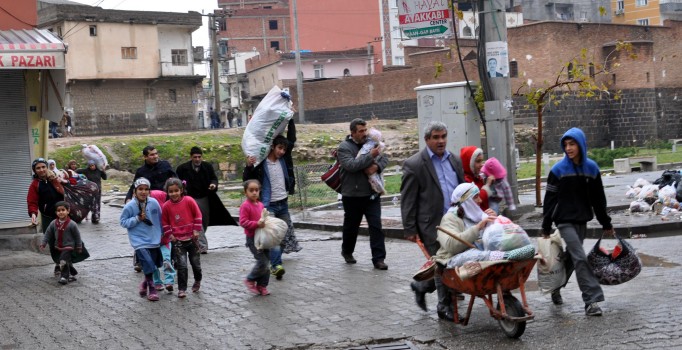 Çatışmaların sürdüğü Cizre'den vatandaşlar kaçıyor