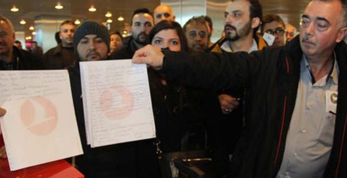 Atatürk Havalimanı'nda bekleyen yolcular aksayan uçak seferlerini protesto etti