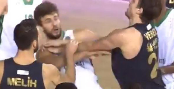 Fenerbahçe - DAÇKA maçında olay... Oyundan atıldı