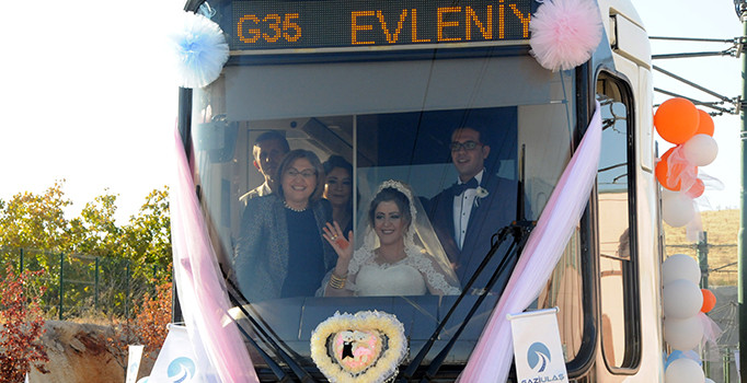 Vatman çiftin düğün aracı tramvay oldu