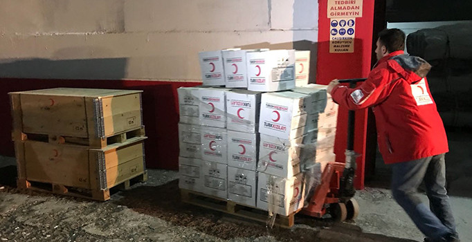 Kızılay yardıma başladı... Çok sayıda yardım malzemeleri gönderiliyor
