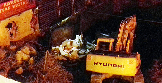 Van’da inşaat kazısında binanın duvarı çöktü