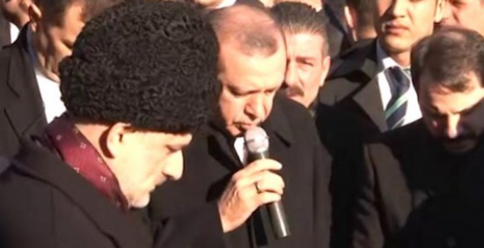 Erdoğan, Karakaya'nın mezarı başında Kuran-ı Kerim okudu