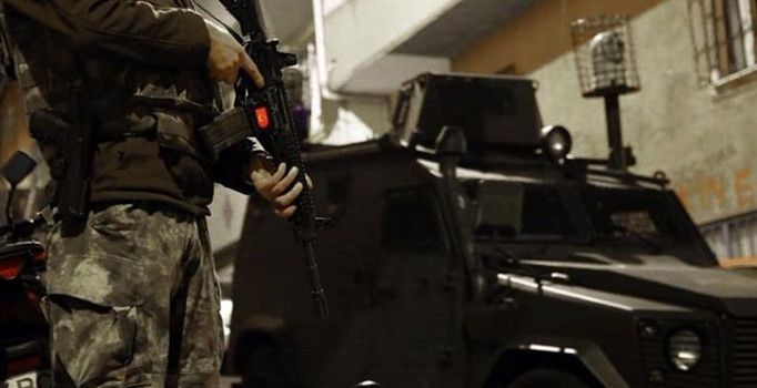 İstanbul'da terör baskını! Silahıyla yakalandı