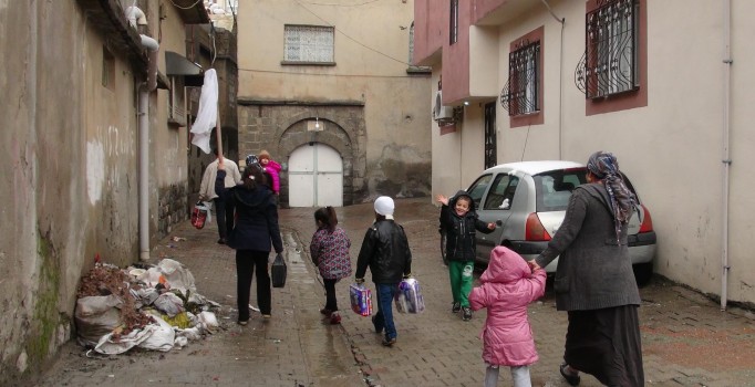 Cizre'de halkın beyaz bayraklı kaçışı sürüyor