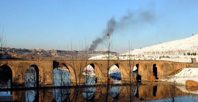 PKK tarihe de düşman: Diyarbakır Surları duman altında