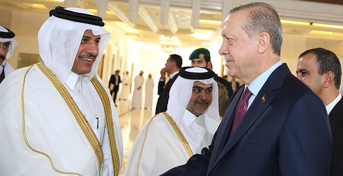 Erdoğan, Katar’da resmi törenle karşılandı