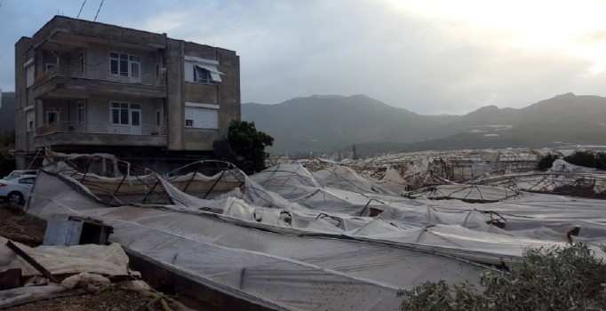 Fırtına ve hortum Kaş’ta villaları vurdu